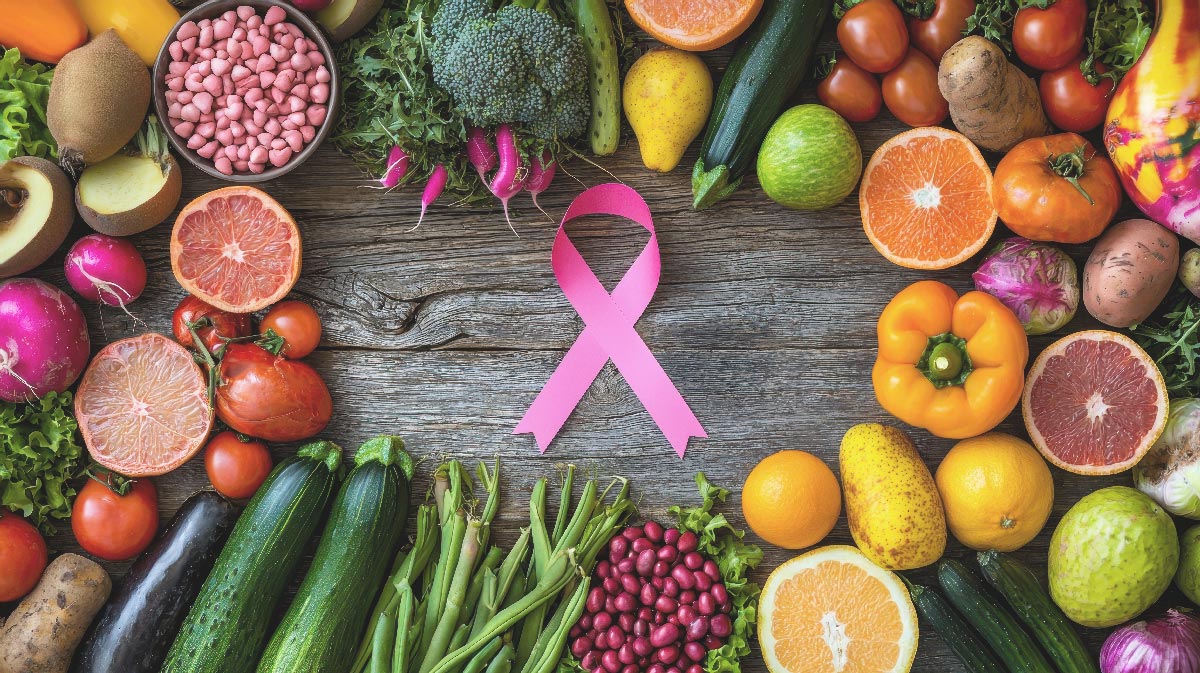 Alimentos saudáveis com laço rosa